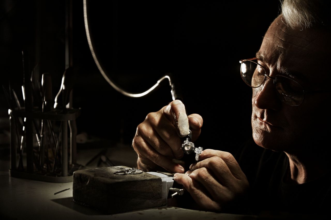 Master jewellery creating bespoke diamond ring at Xennox diamonds